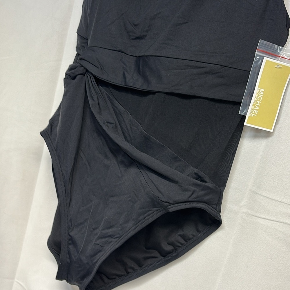 Michael Kors black
Stunning adjustable removable strap one piece swimsuit 12 - Picture 5 of 12